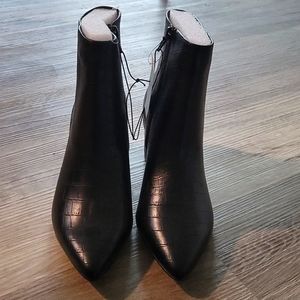 NWT Sz 7 Express snakeskin ankle boots